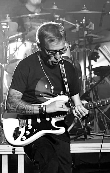 Detalle de Marcelo Russo tocando la guitarra en el escenario